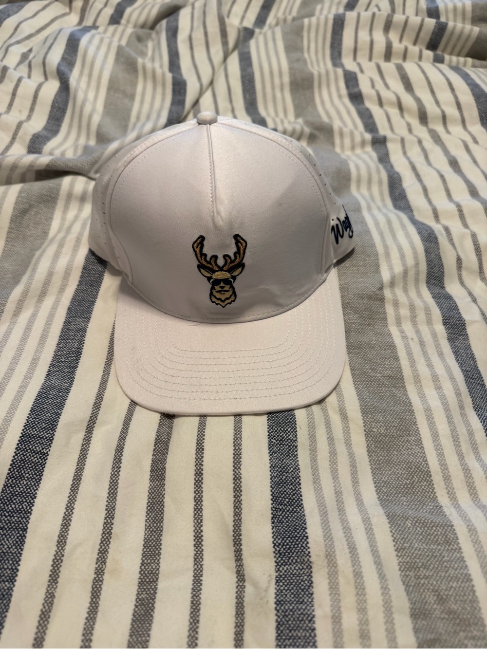 Waggle White hat with Deer Patch